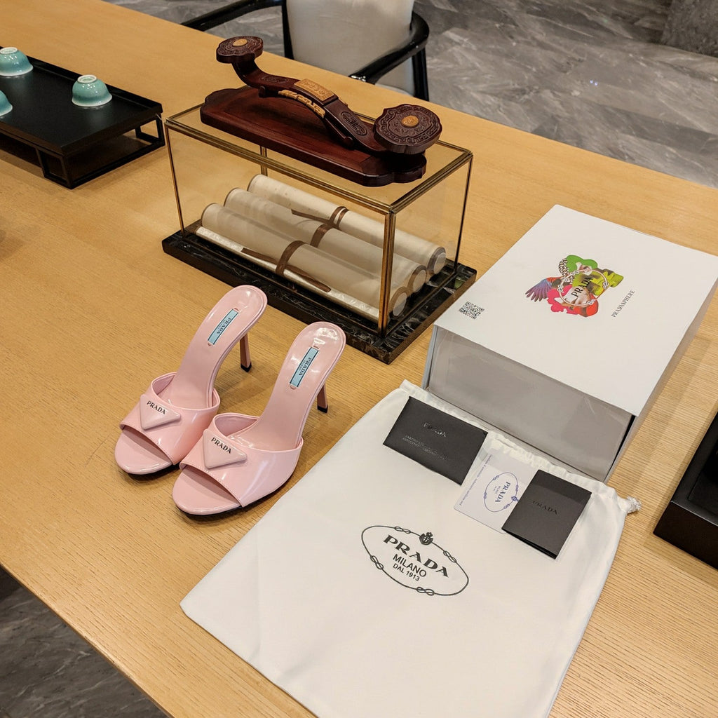 PRADA 26S OPEN TOE MULES 100MM IN BLUSH PINK PATENT CALFSKIN WITH LOGO