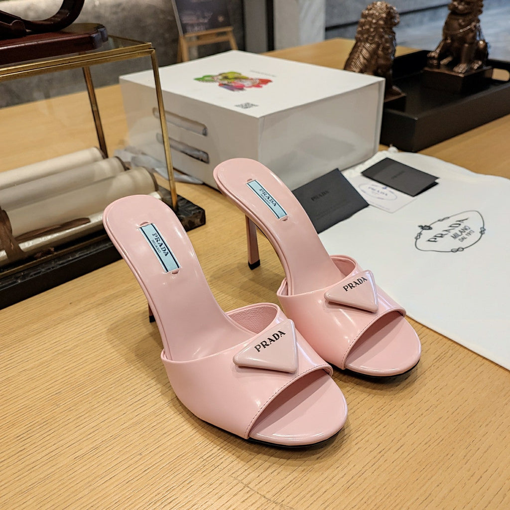 PRADA 26S OPEN TOE MULES 100MM IN BLUSH PINK PATENT CALFSKIN WITH LOGO