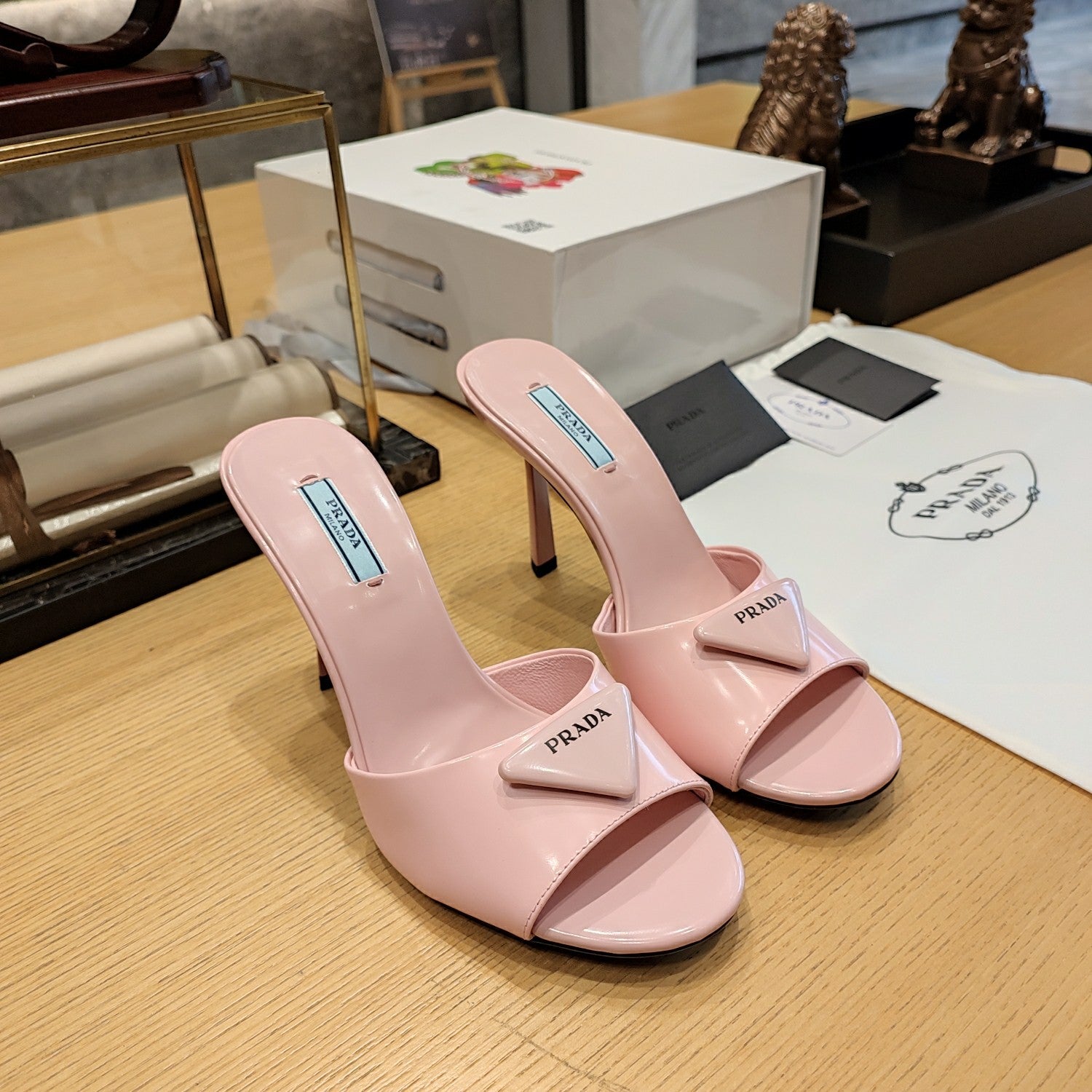 PRADA 26S OPEN TOE MULES 100MM IN BLUSH PINK PATENT CALFSKIN WITH LOGO