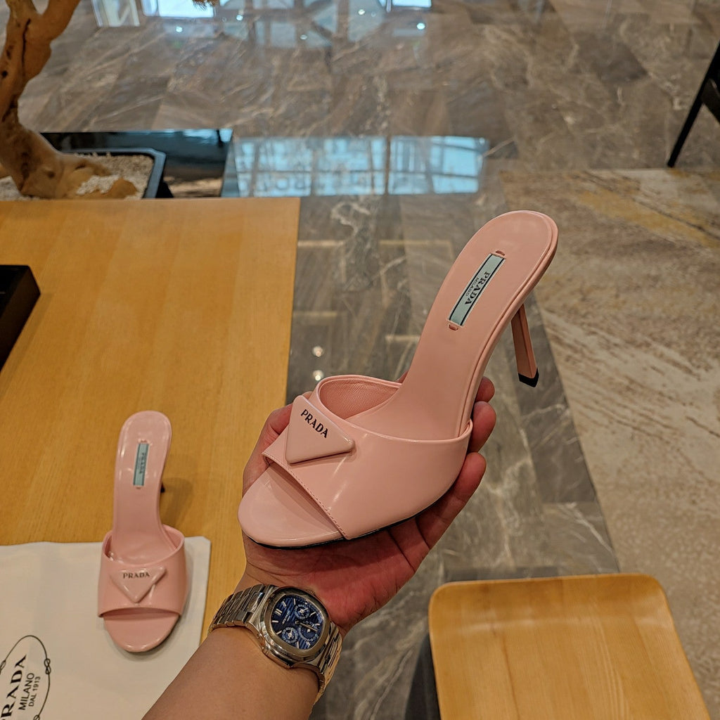 PRADA 26S OPEN TOE MULES 100MM IN BLUSH PINK PATENT CALFSKIN WITH LOGO