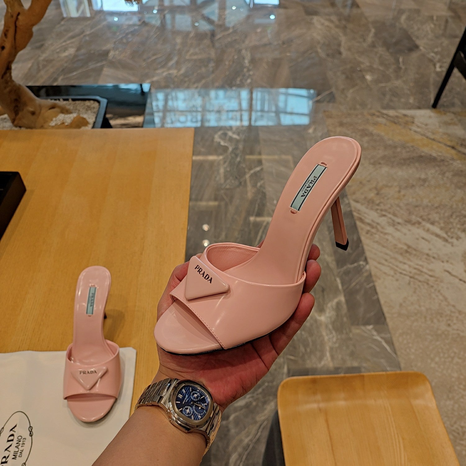 PRADA 26S OPEN TOE MULES 100MM IN BLUSH PINK PATENT CALFSKIN WITH LOGO