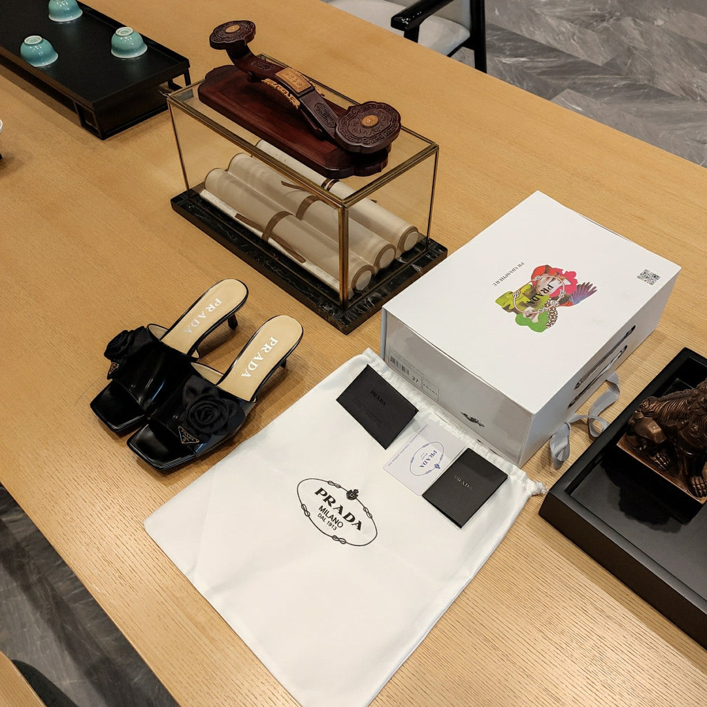 PRADA 26S OPEN TOE MULES 45MM IN BLACK PATENT CALFSKIN WITH ROSETTE