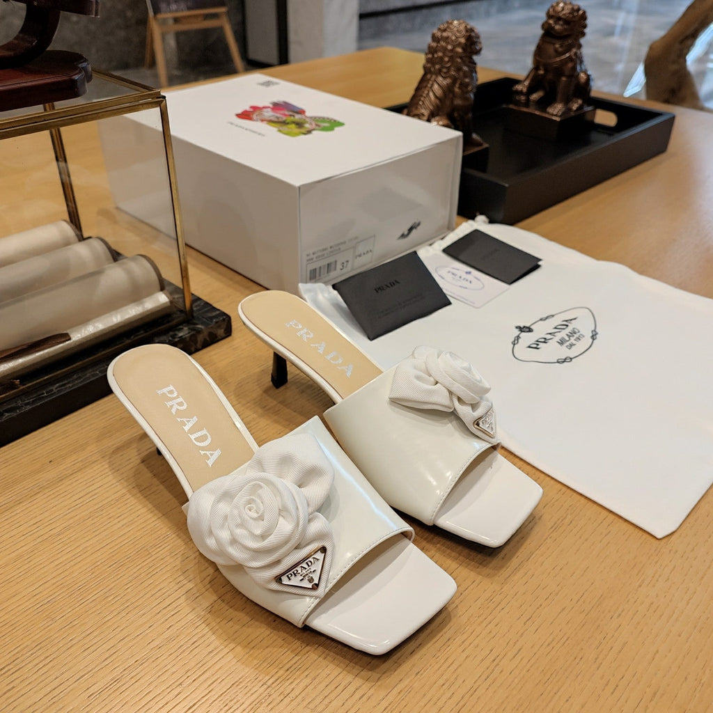 PRADA 26S OPEN TOE MULES 45MM IN IVORY WHITE PATENT CALFSKIN WITH ROSETTE