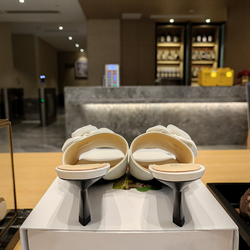 PRADA 26S OPEN TOE MULES 45MM IN IVORY WHITE PATENT CALFSKIN WITH ROSETTE