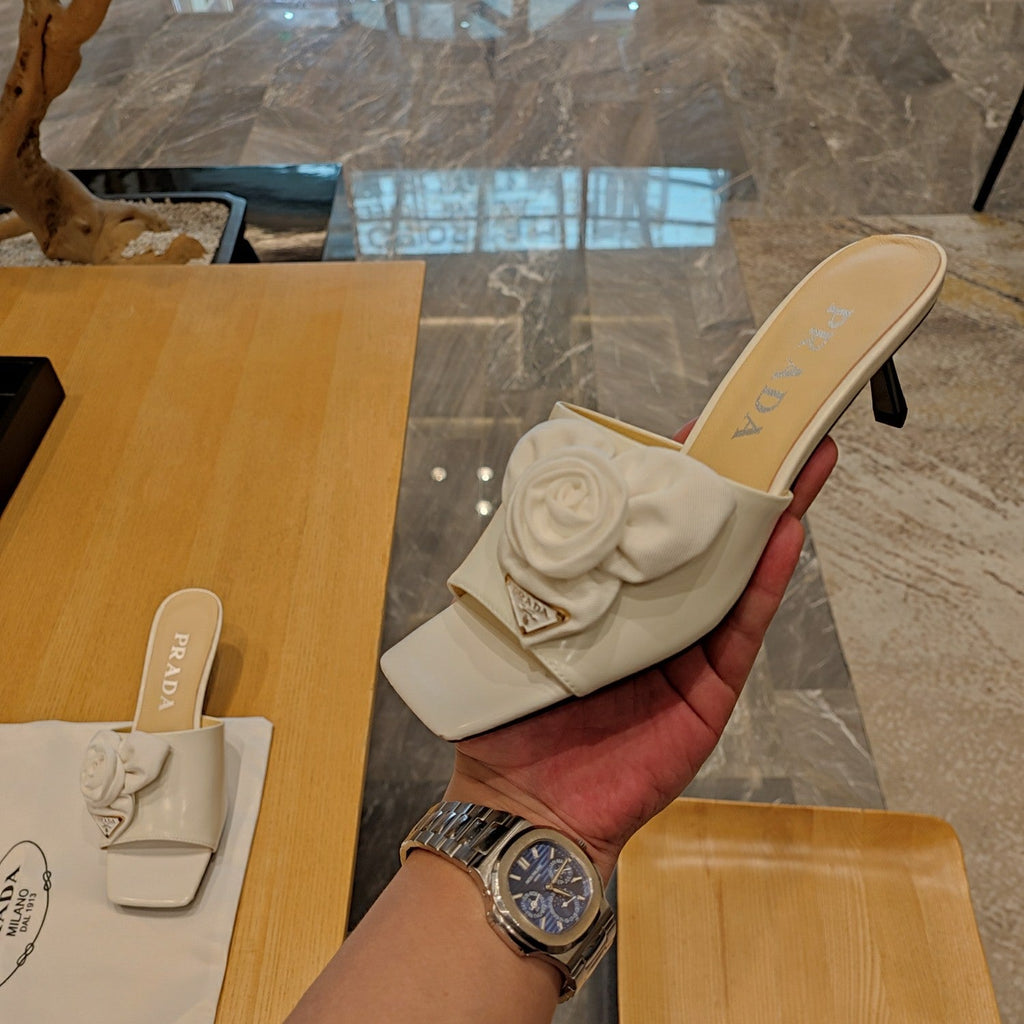 PRADA 26S OPEN TOE MULES 45MM IN IVORY WHITE PATENT CALFSKIN WITH ROSETTE