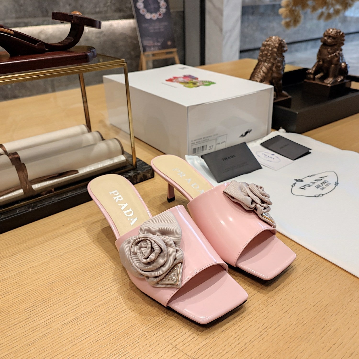 PRADA 26S OPEN TOE MULES 45MM IN BLUSH PINK PATENT CALFSKIN WITH ROSETTE