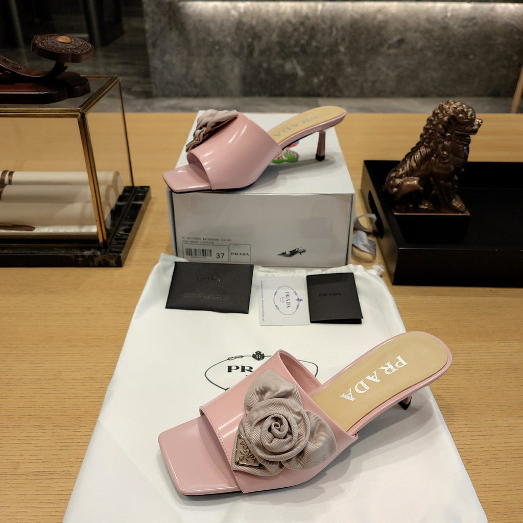 PRADA 26S OPEN TOE MULES 45MM IN BLUSH PINK PATENT CALFSKIN WITH ROSETTE