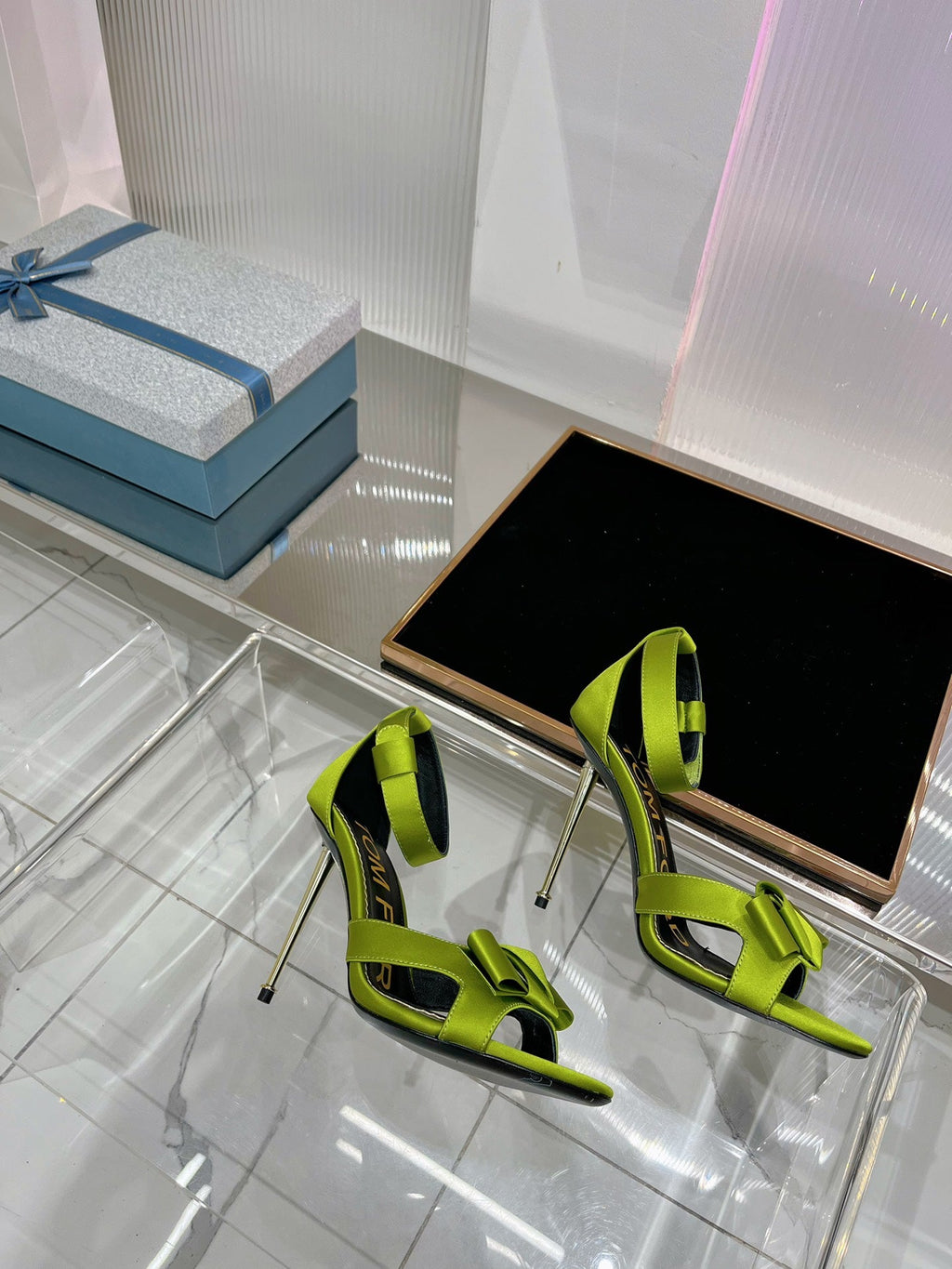 HIGH HEELS 11 CM IN PEAR GREEN PURE SILK AND LAMBSKIN