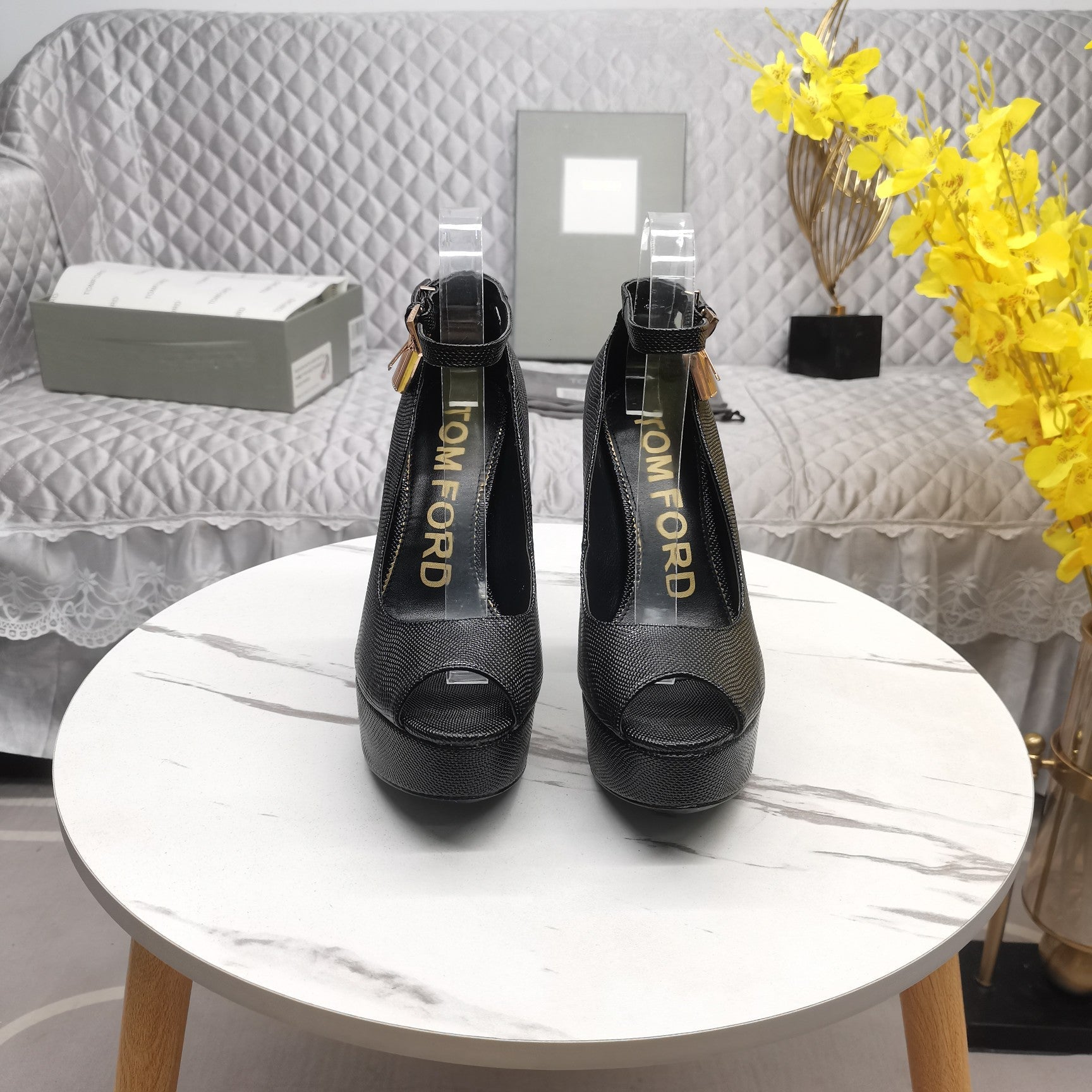 PADLOCK PLATFORM PEEP TOE PUMP 14 CM IN BLACK GRAINED CALFSKIN
