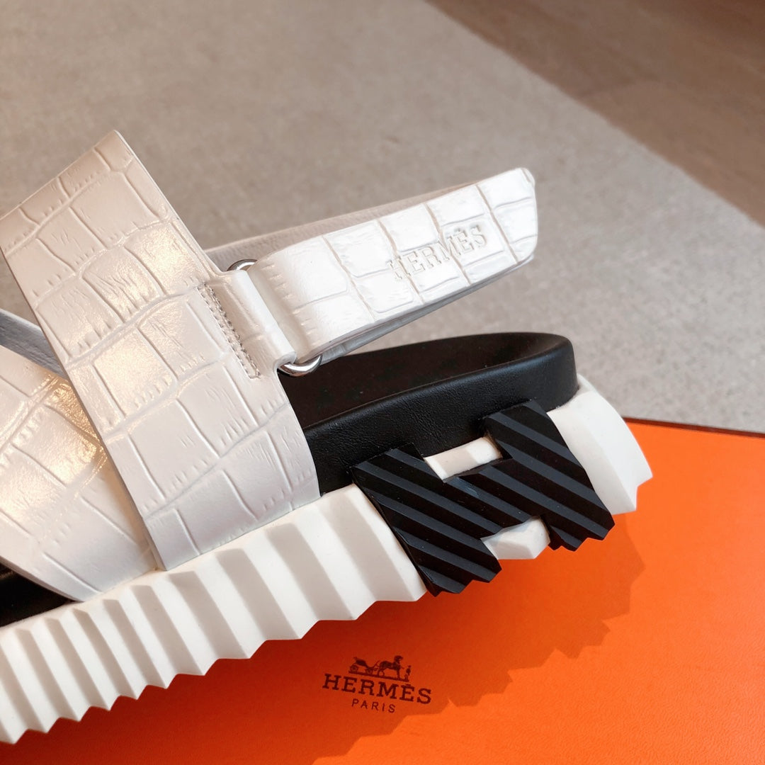 HM ELECTRIC CROCODILE MOTIF SANDAL WHITE CALFSKIN