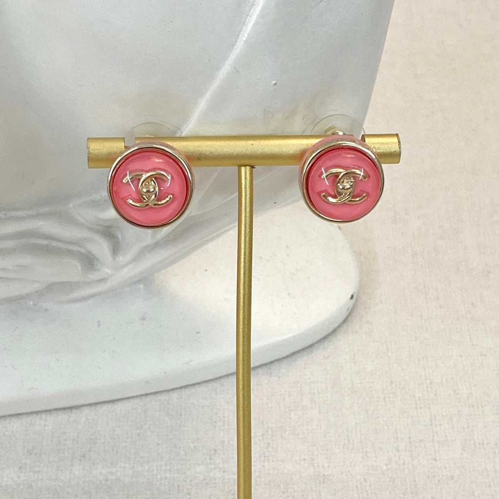 CHANEL 26S DOUBLE C LOGO ROUND PINK RESIN STUD EARRINGS IN GOLD METAL 633346