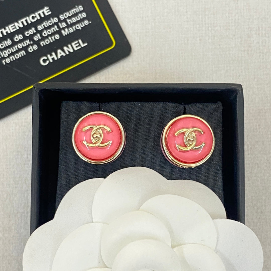 CHANEL 26S DOUBLE C LOGO ROUND PINK RESIN STUD EARRINGS IN GOLD METAL 633346