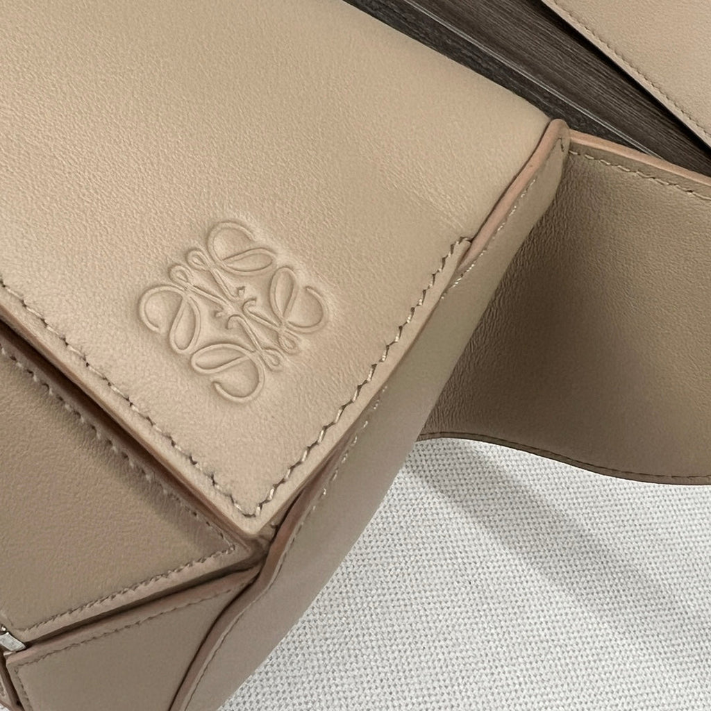 LOEWE 26S PUZZLE EDGE MEDIUM BAG 24 IN BEIGE CALFSKIN