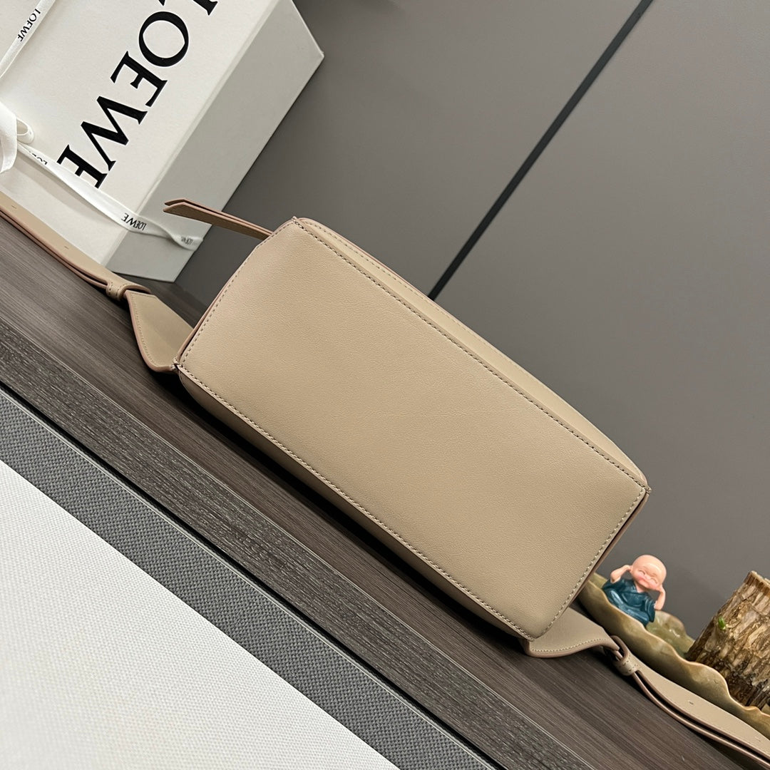 LOEWE 26S PUZZLE EDGE MEDIUM BAG 24 IN BEIGE CALFSKIN