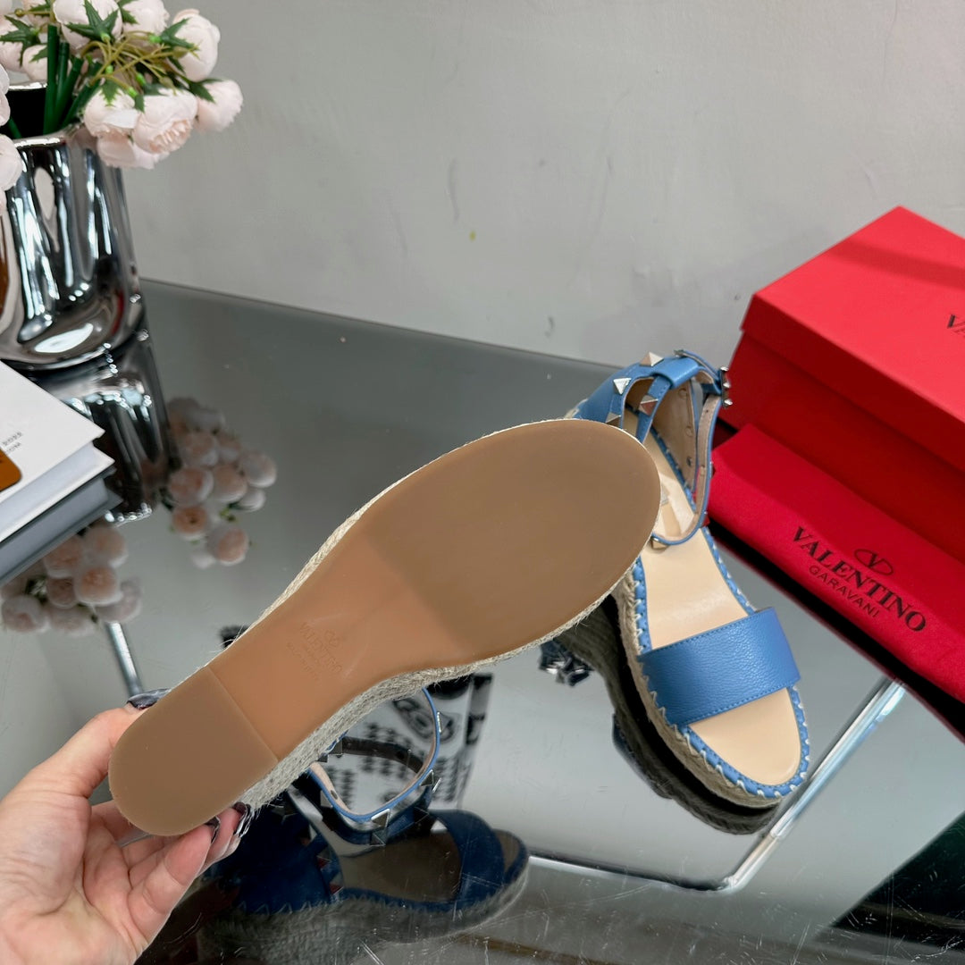 ROCKSTUD WEDGE 85 MM IN ROYAL BLUE  CALFSKIN