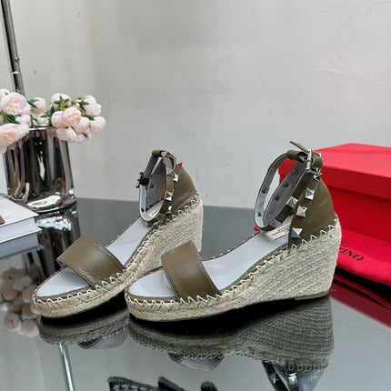 ROCKSTUD WEDGE 85 MM IN MOCHA BROWN CALFSKIN