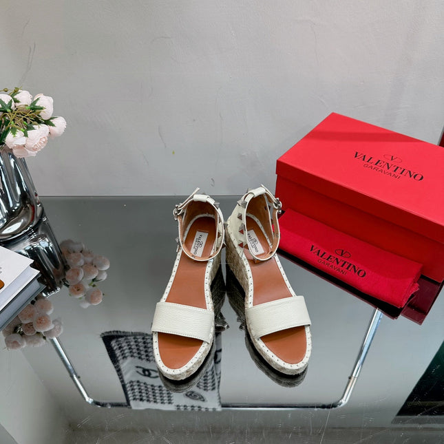 ROCKSTUD WEDGE 85 MM IN WHITE CALFSKIN