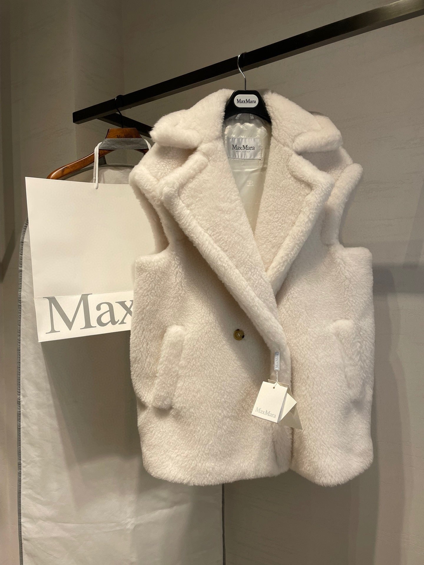 MAX MARA 25S SLEEVELESS TEDDY VEST 00550