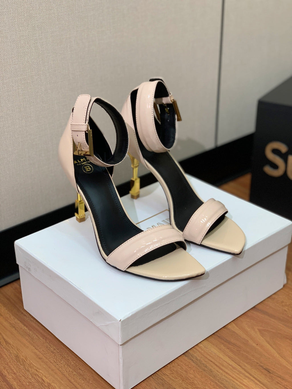 BALMAIN 25S SQUARE STRAP HIGH HEELS 100MM IN BEIGE PATENT CALFSKIN