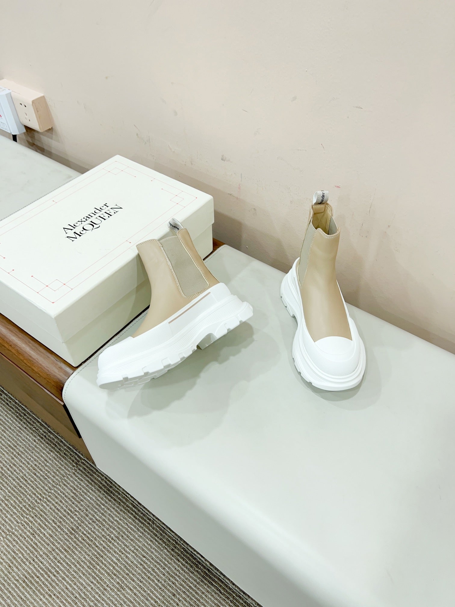 MC.QUEEN TREAD SLICK BOOT IN ECRU BEIGE MIX WHITE CALFSKIN