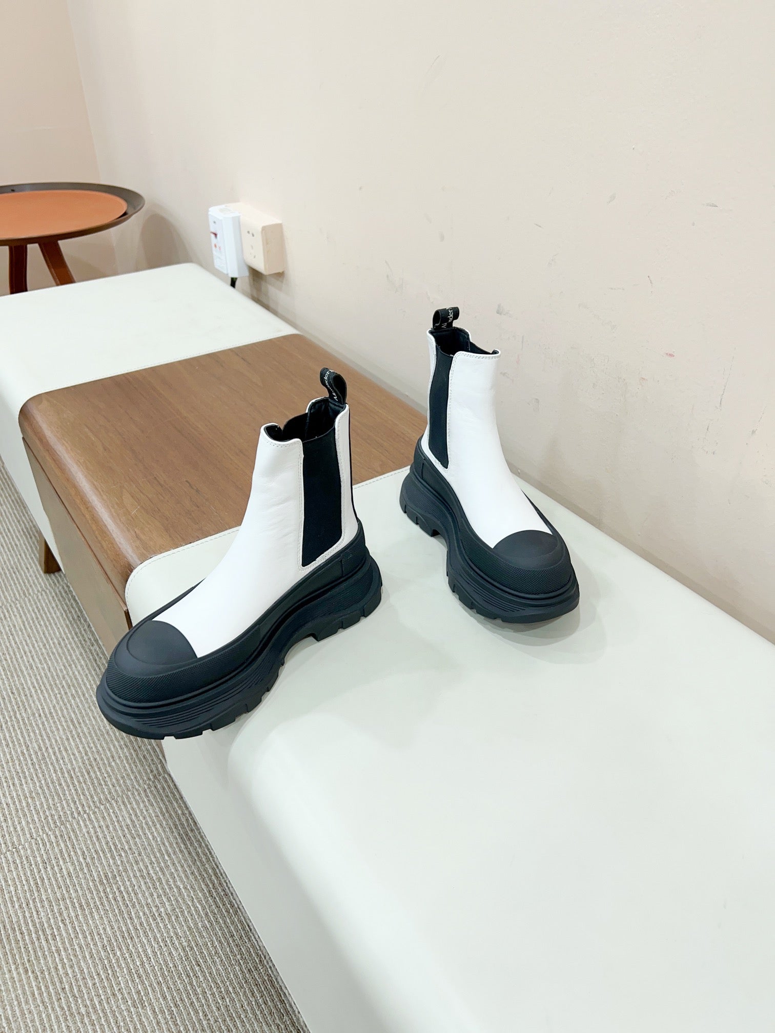 MC.QUEEN TREAD SLICK BOOT IN WHITE MIX BLACK CALFSKIN