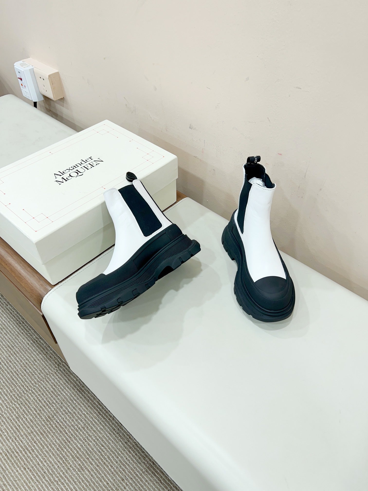 MC.QUEEN TREAD SLICK BOOT IN WHITE MIX BLACK CALFSKIN