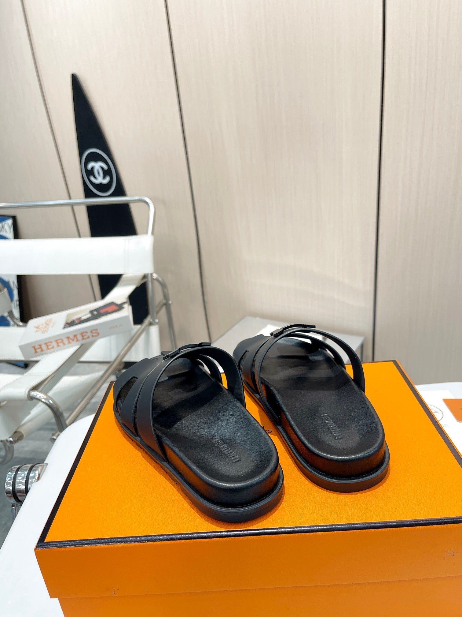 HM CHYPRE SANDAL BLACK WITH H-BUCKLECALFSKIN