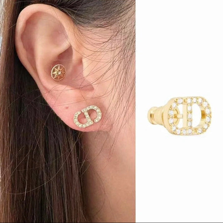 CD 26S CRYSTAL LOGO STUD EARRINGS IN GOLD METAL 633106