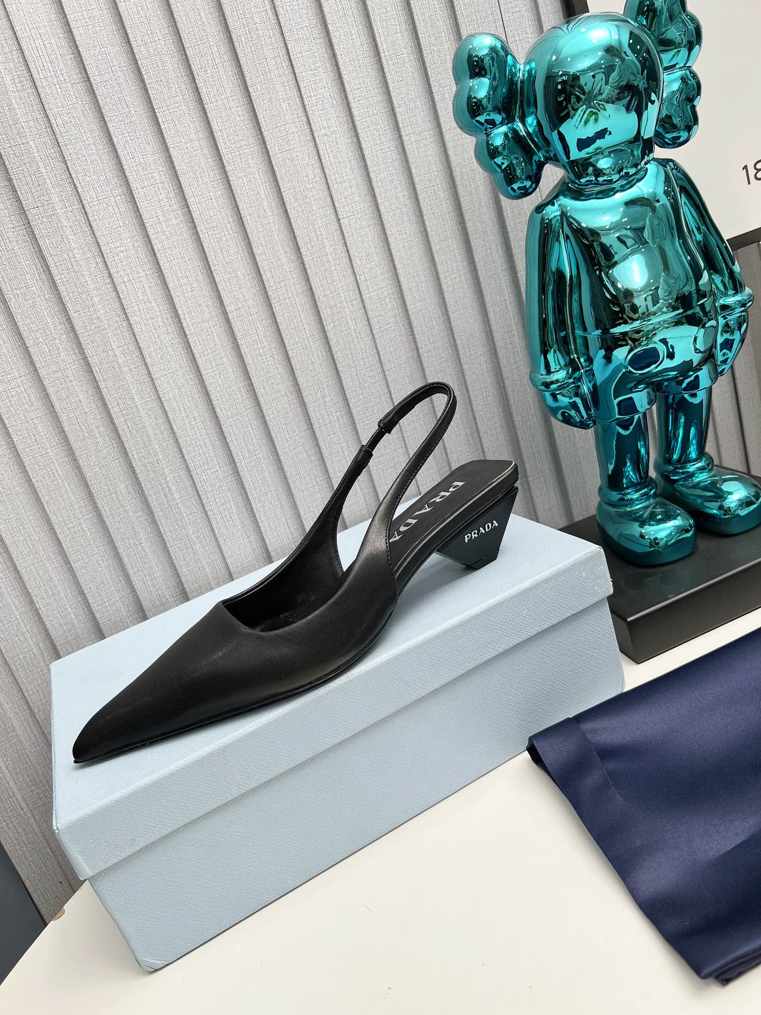 PRADA 26S POINTED TOE SLINGBACK 40MM IN BLACK CALFSKIN