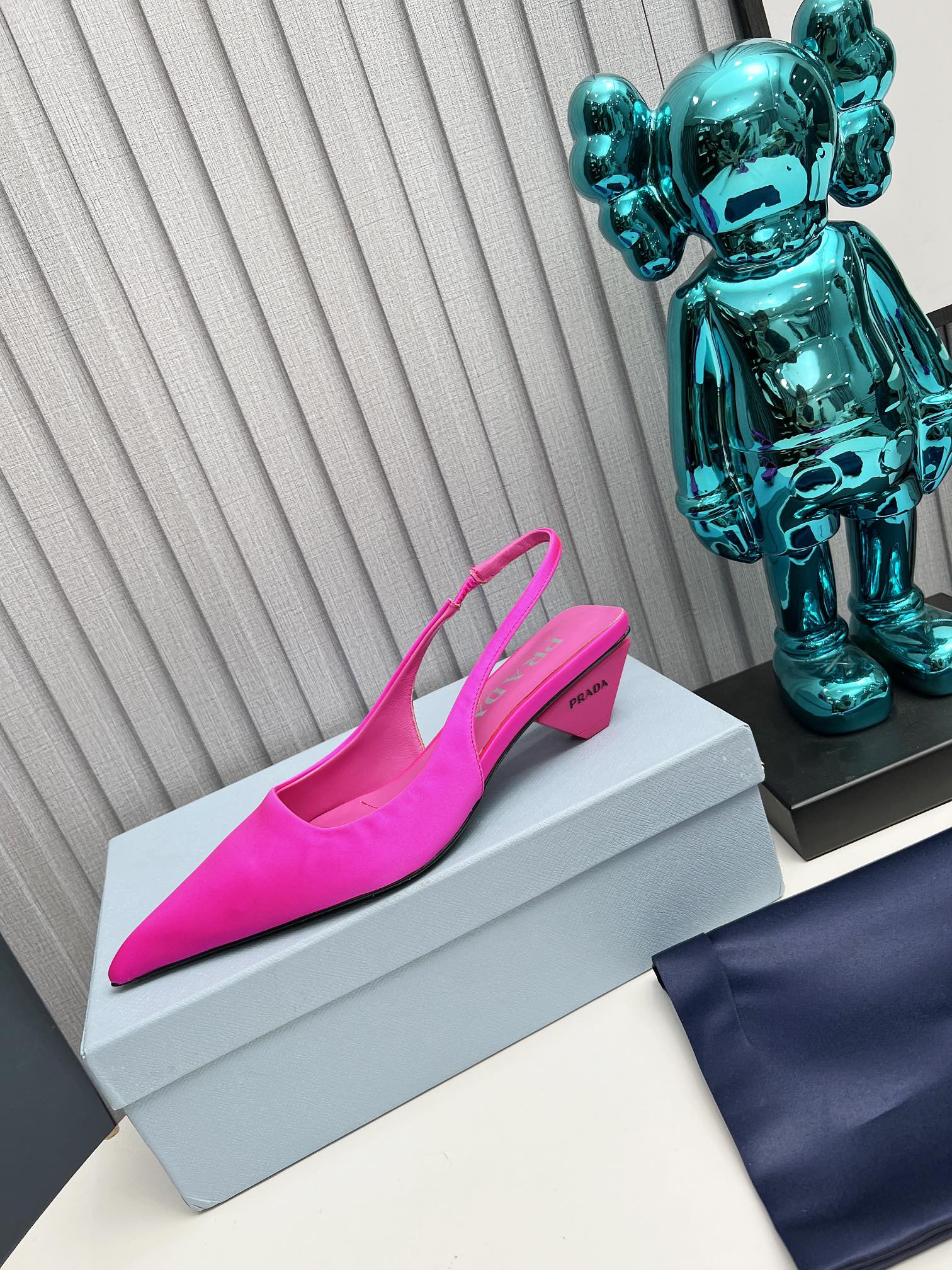 PRADA 26S POINTED TOE SLINGBACK 40MM IN FUCHSIA PINK SATIN