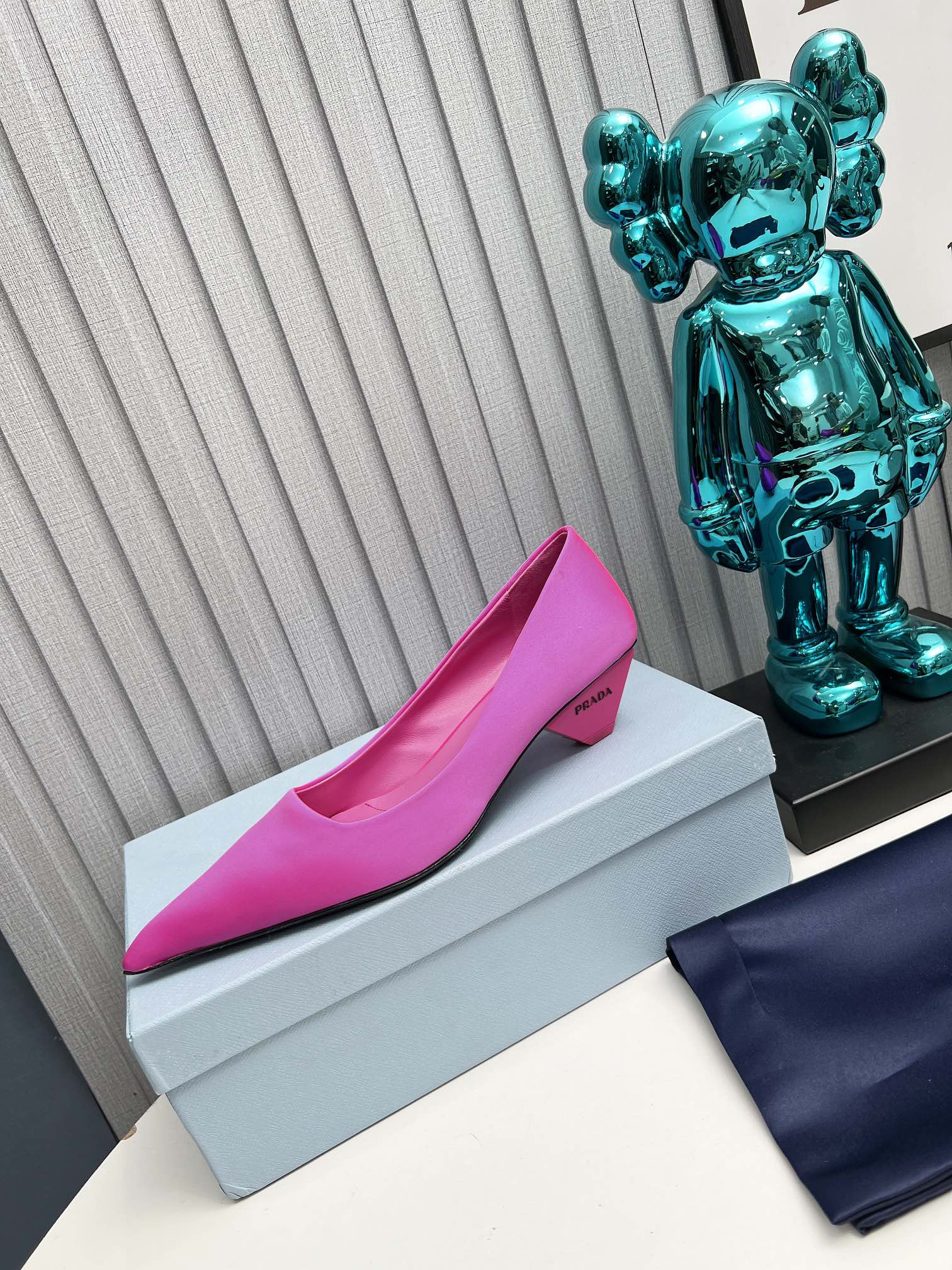 PRADA 26S POINTED TOE PUMPS 40MM IN FUCHSIA PINK SATIN