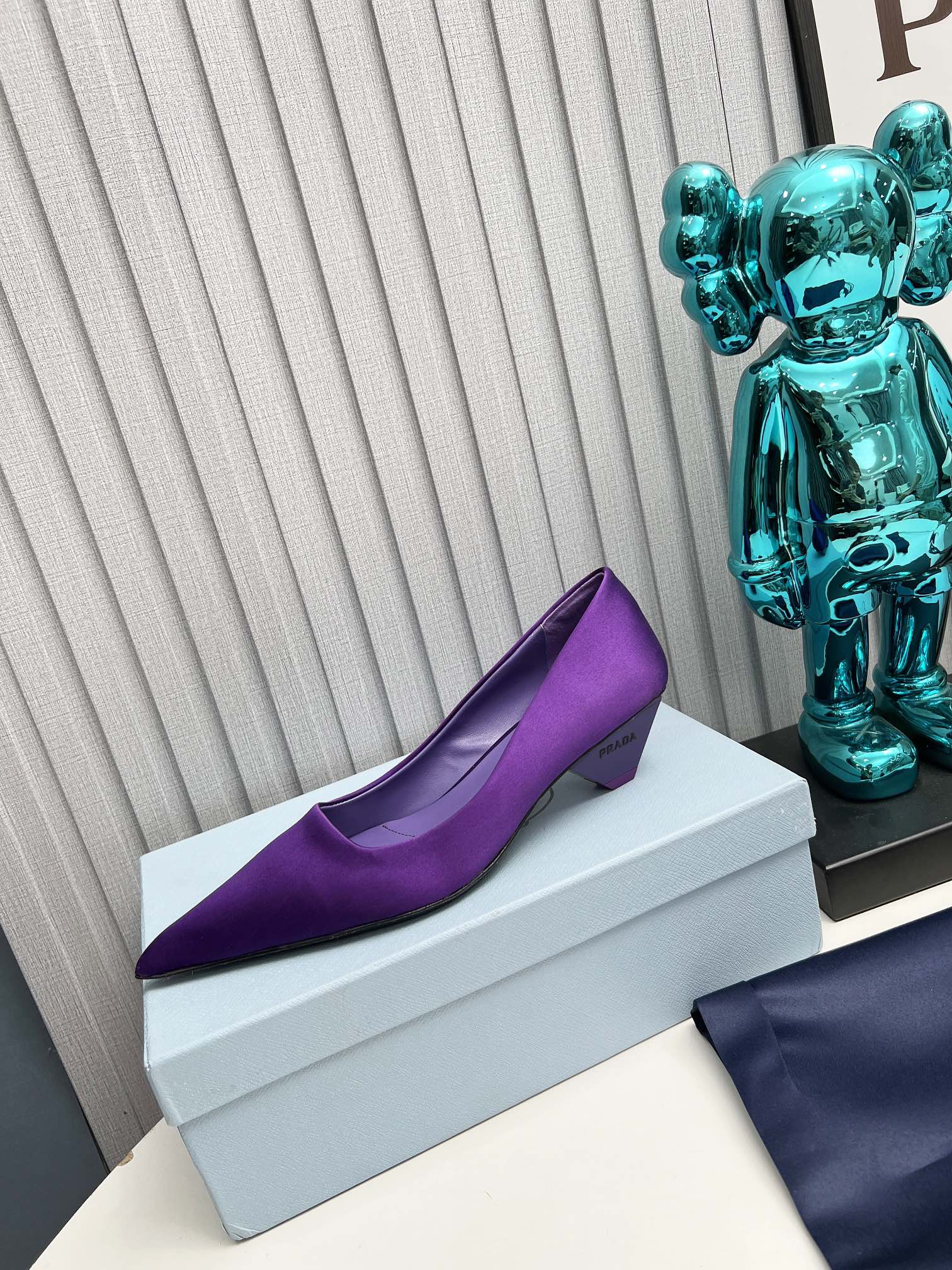 PRADA 26S POINTED TOE PUMPS 40MM IN PURPLE SATIN