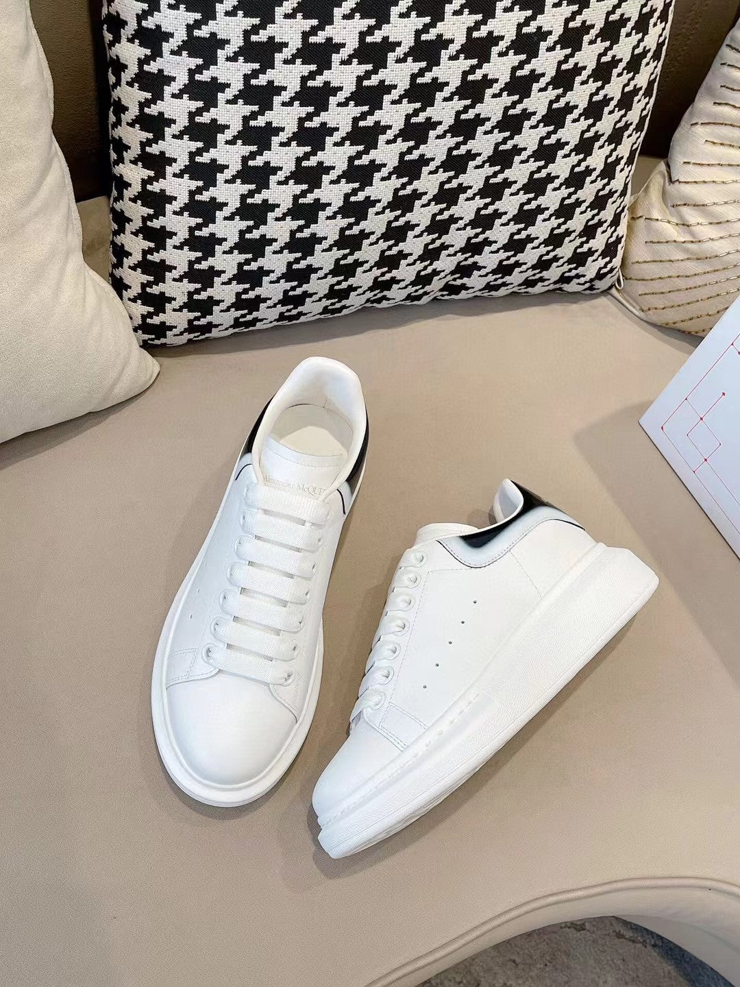OVERSIZED SNEAKER IN WHITE CALFSKIN WITH GLOSSY BLACK AND WHITE HEEL TAB