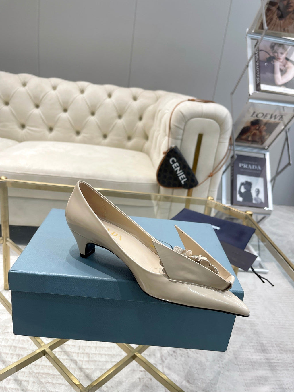 MEDIUM HEEL PUMPS IN BEIGE PATENT CALFSKIN ATTACHED CREATIVE FLOWERS