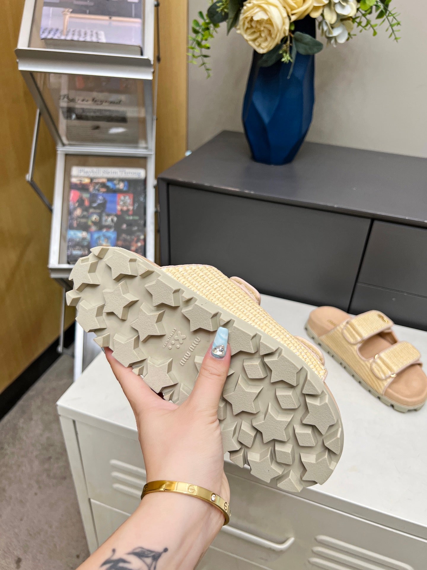 MM DOUBLE STRAP FLAT SANDALS IN BEIGE RAFFIA