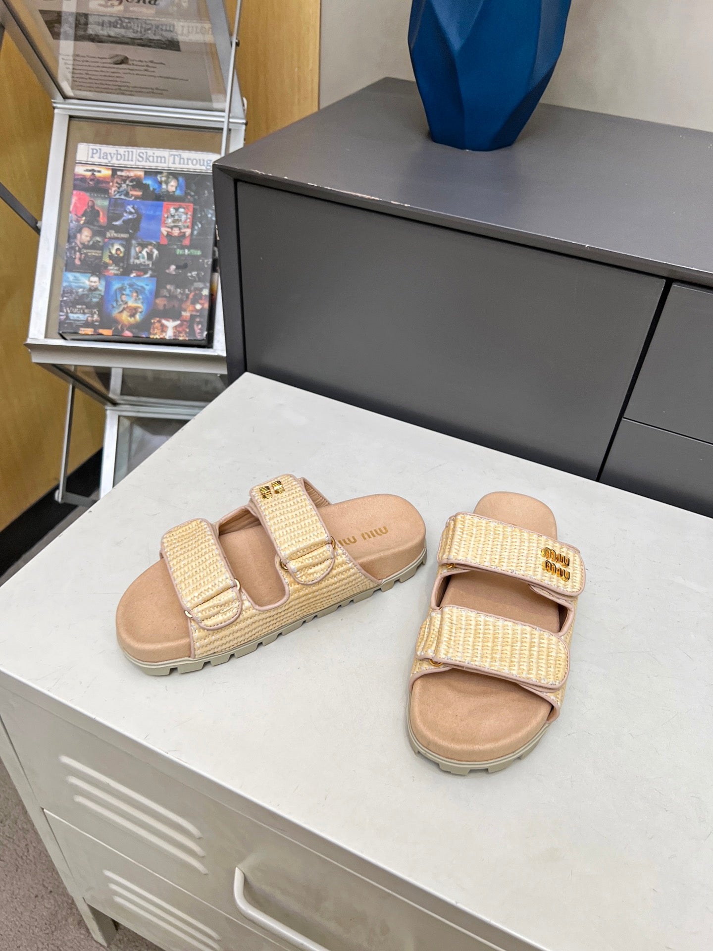 MM DOUBLE STRAP FLAT SANDALS IN BEIGE RAFFIA
