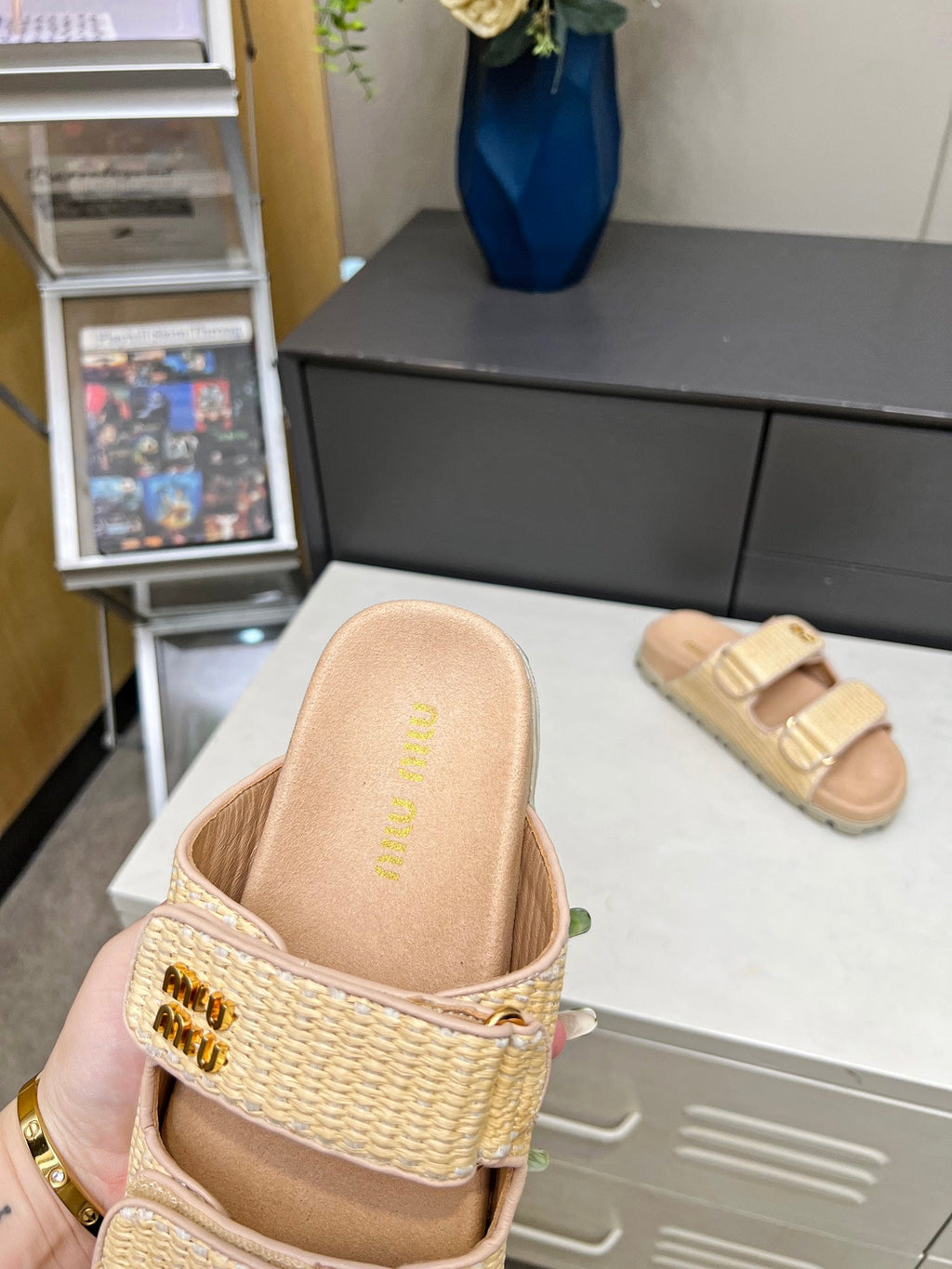 MM DOUBLE STRAP FLAT SANDALS IN BEIGE RAFFIA