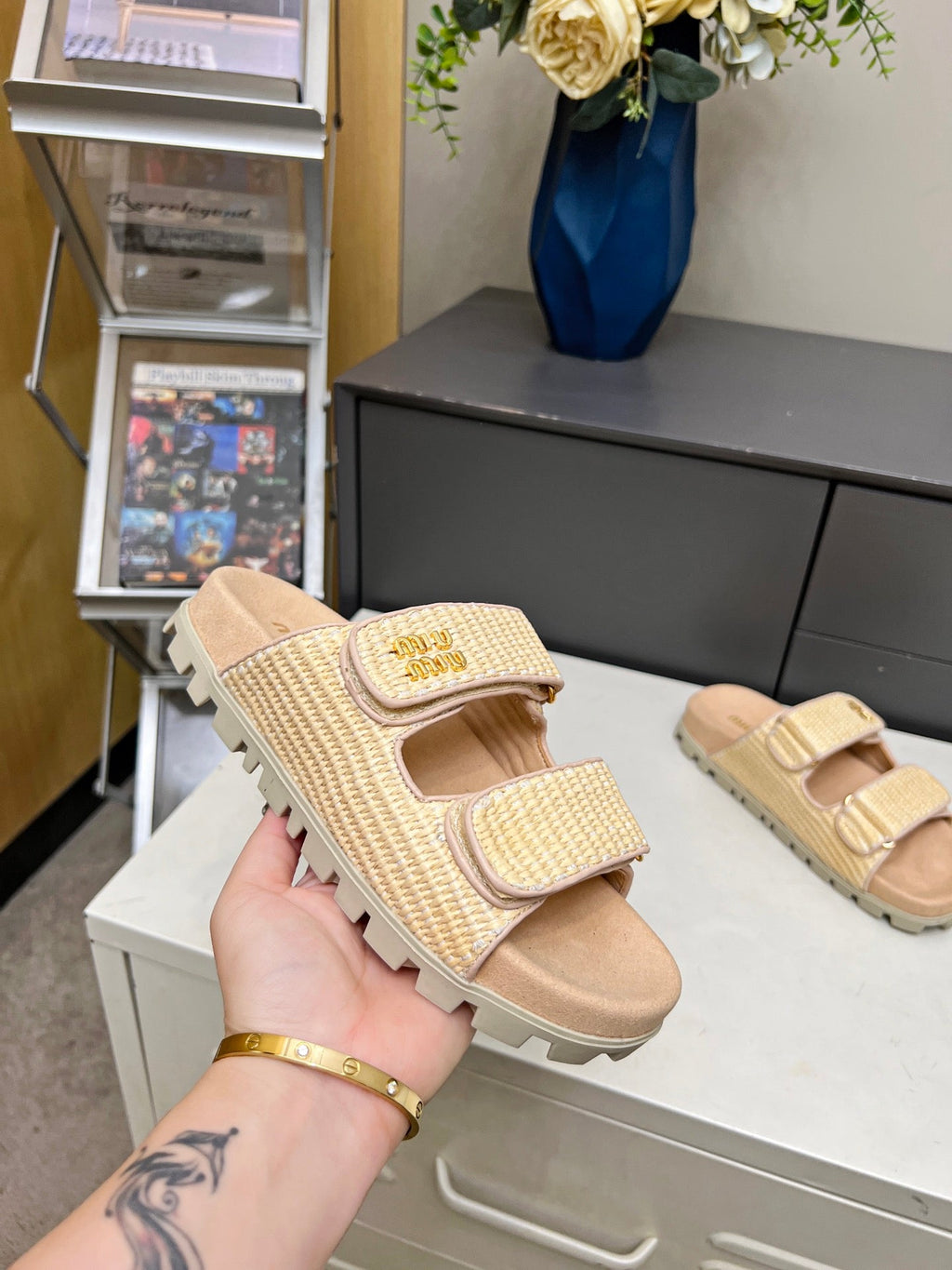 MM DOUBLE STRAP FLAT SANDALS IN BEIGE RAFFIA