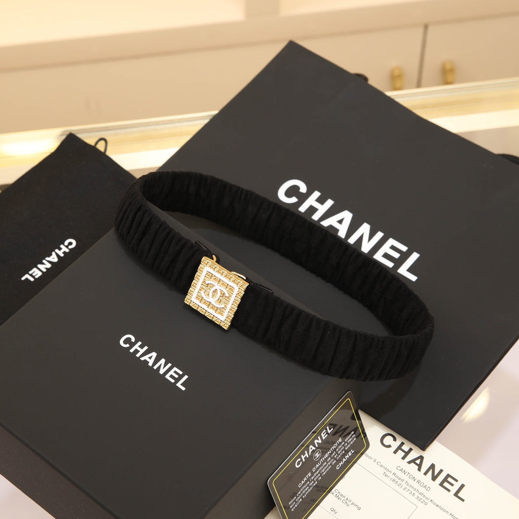 CC 30 MM SQUARE BUCKLE BELT IN BLACK SUEDE WITH GOLD HARDWARE