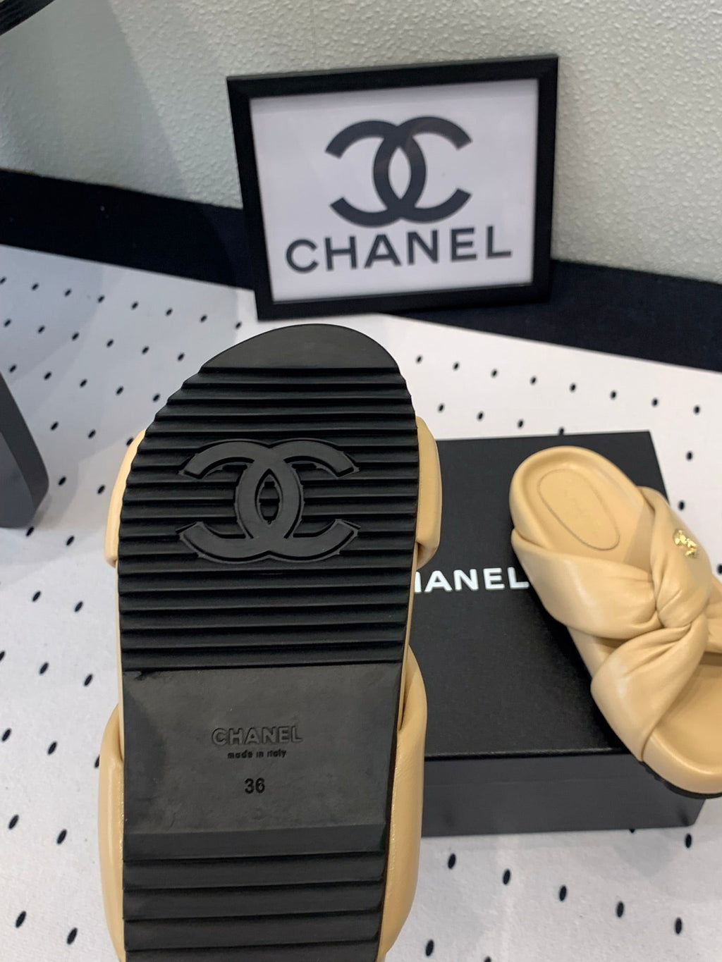 TWISTED SLIPPERS IN DARK CREAM LAMBSKIN