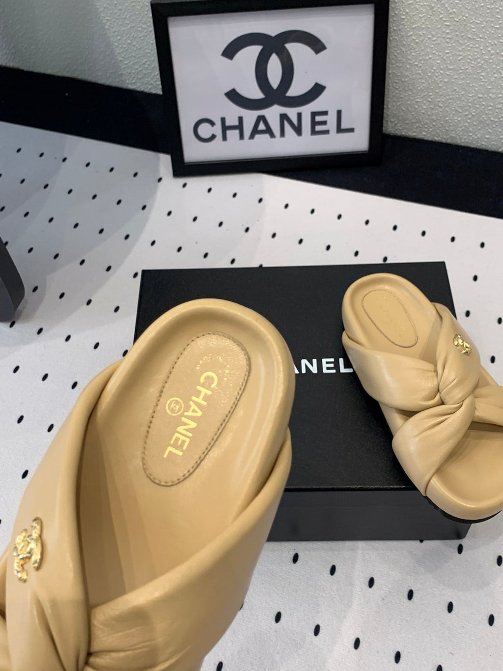 TWISTED SLIPPERS IN DARK CREAM LAMBSKIN