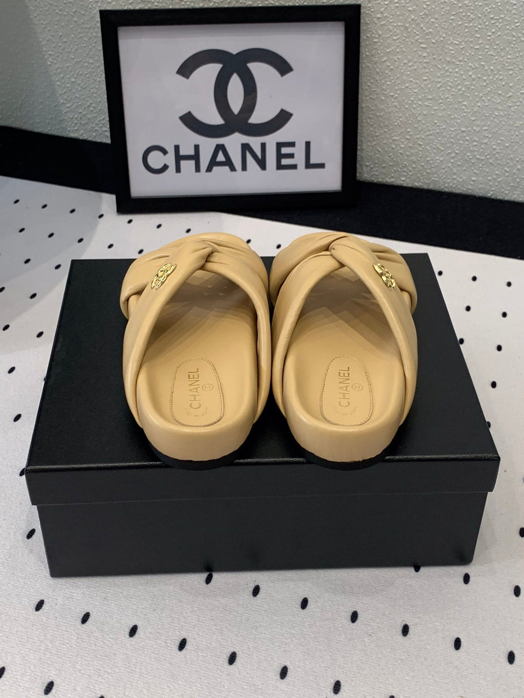 TWISTED SLIPPERS IN DARK CREAM LAMBSKIN
