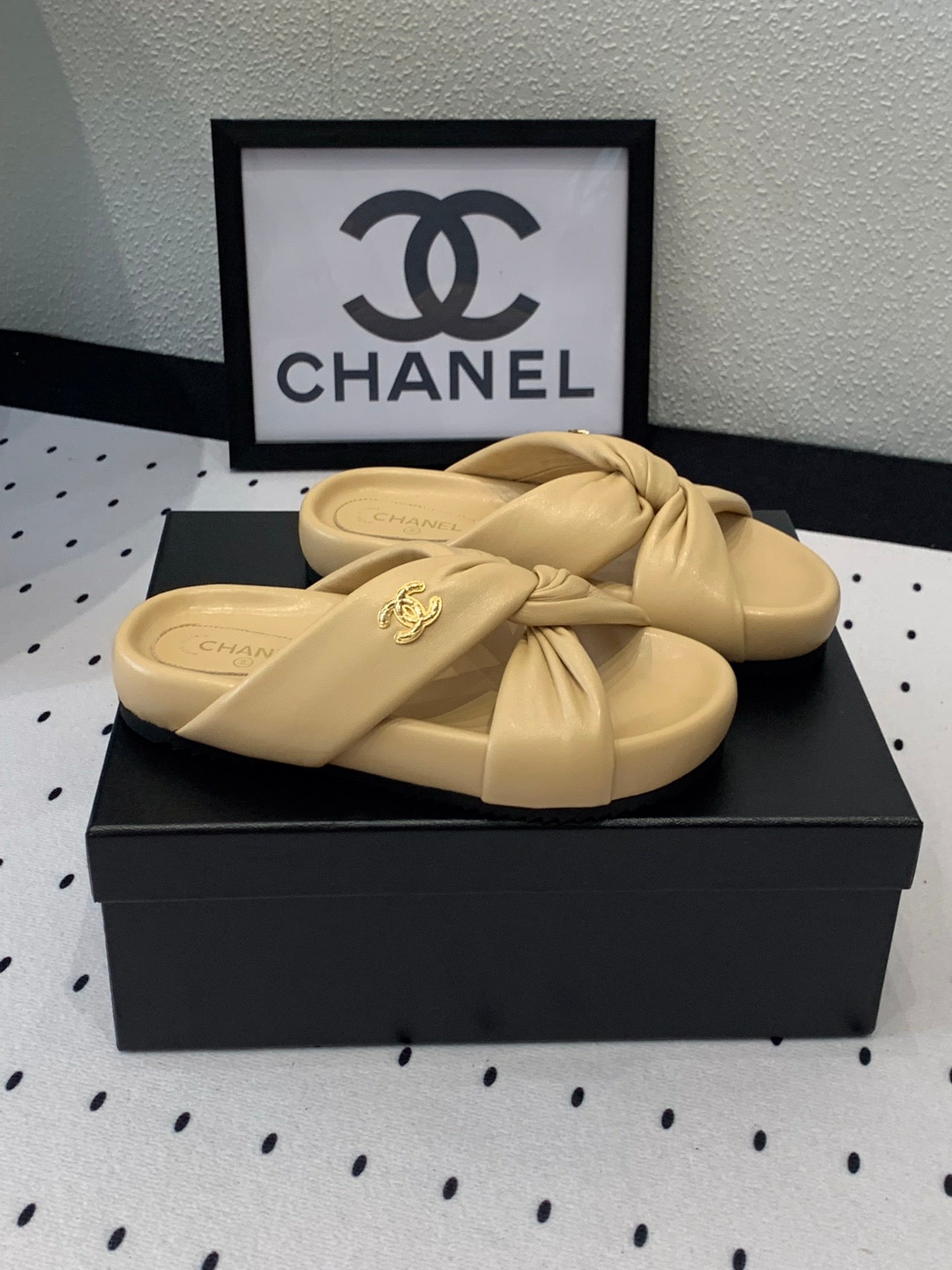 TWISTED SLIPPERS IN DARK CREAM LAMBSKIN
