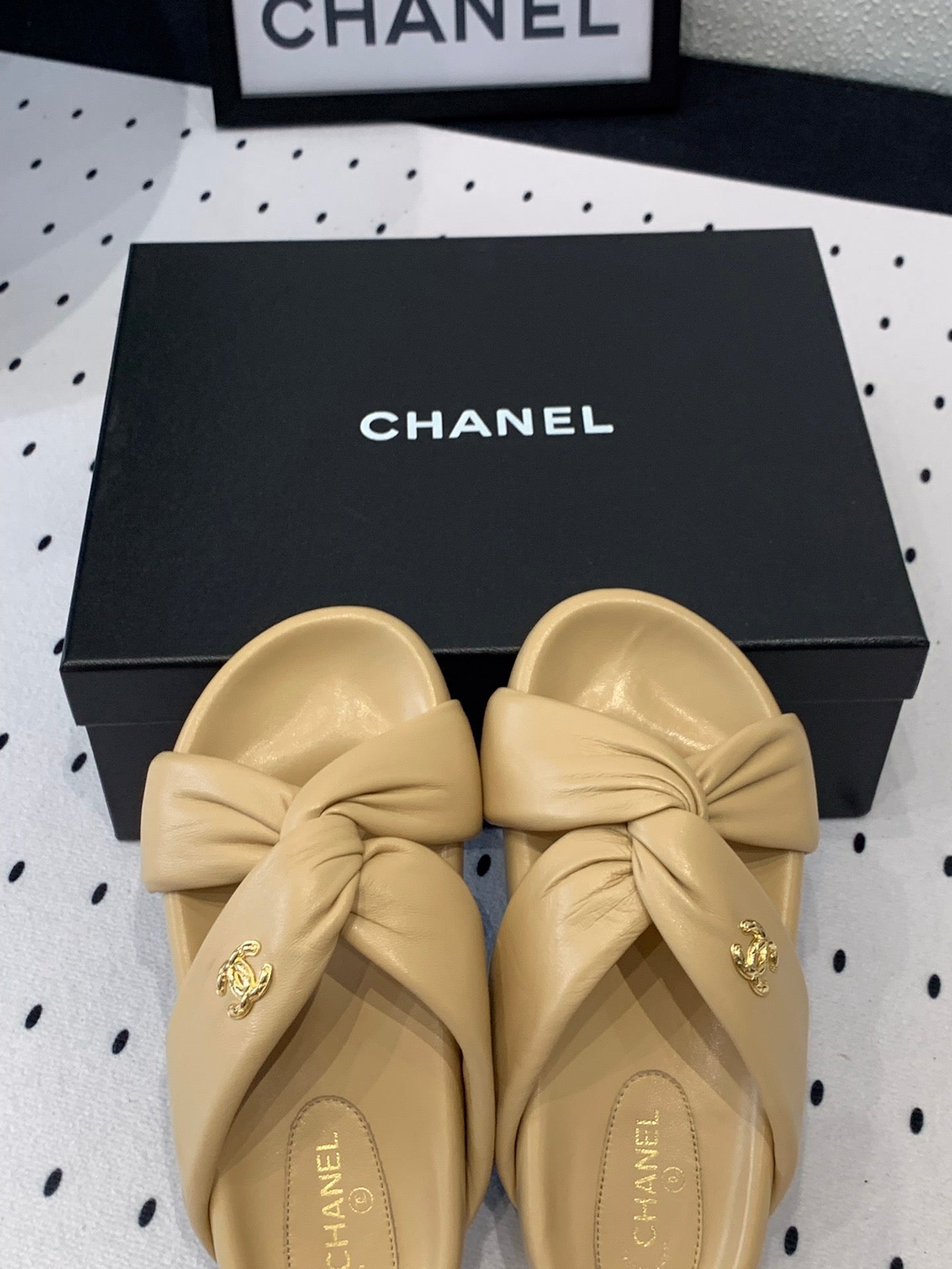 TWISTED SLIPPERS IN DARK CREAM LAMBSKIN