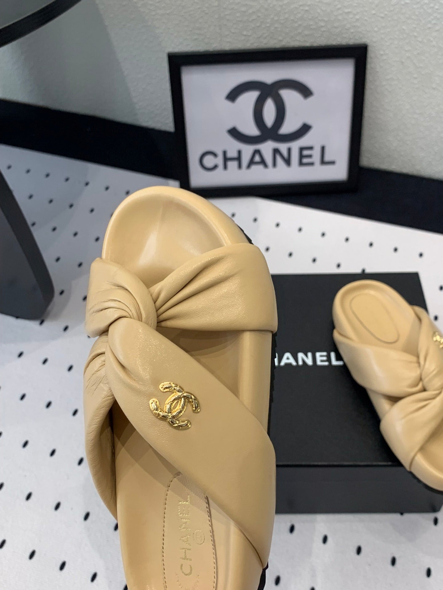 TWISTED SLIPPERS IN DARK CREAM LAMBSKIN