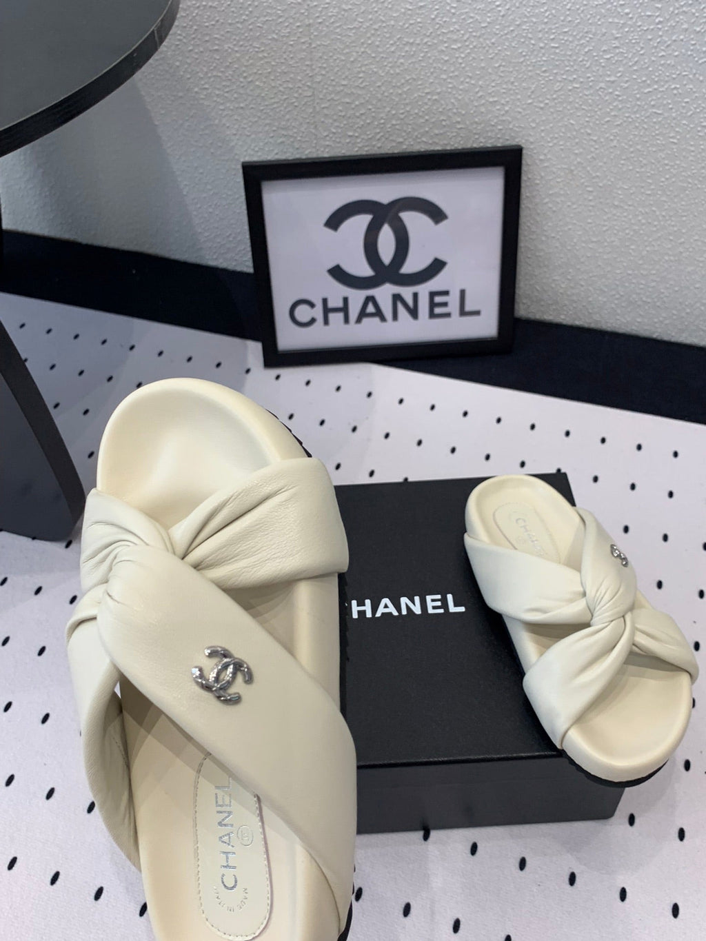 TWISTED SLIPPERS IN WHITE LAMBSKIN