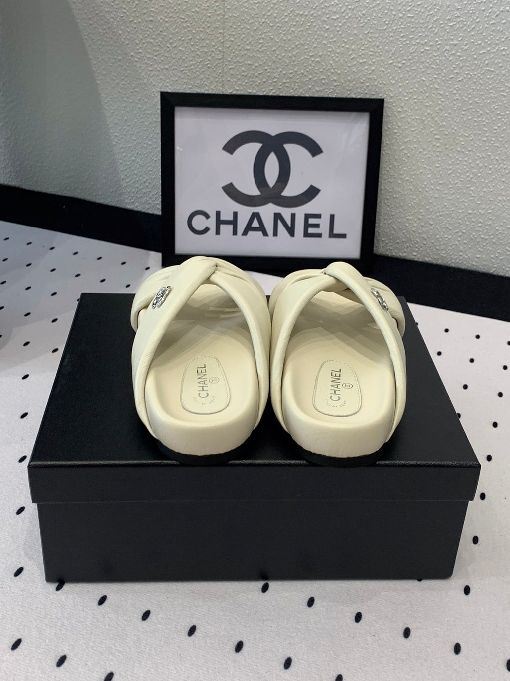 TWISTED SLIPPERS IN WHITE LAMBSKIN