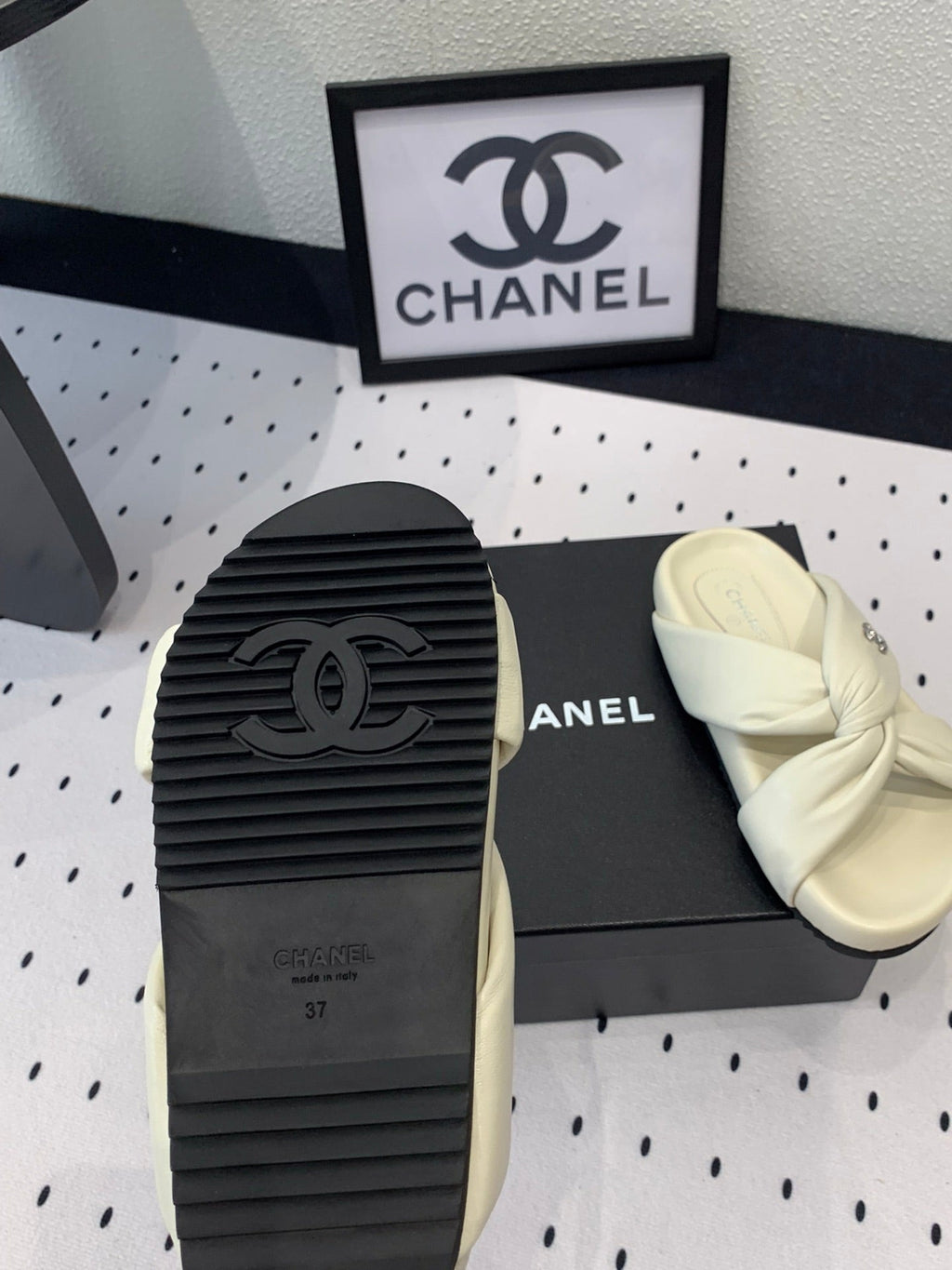 TWISTED SLIPPERS IN WHITE LAMBSKIN
