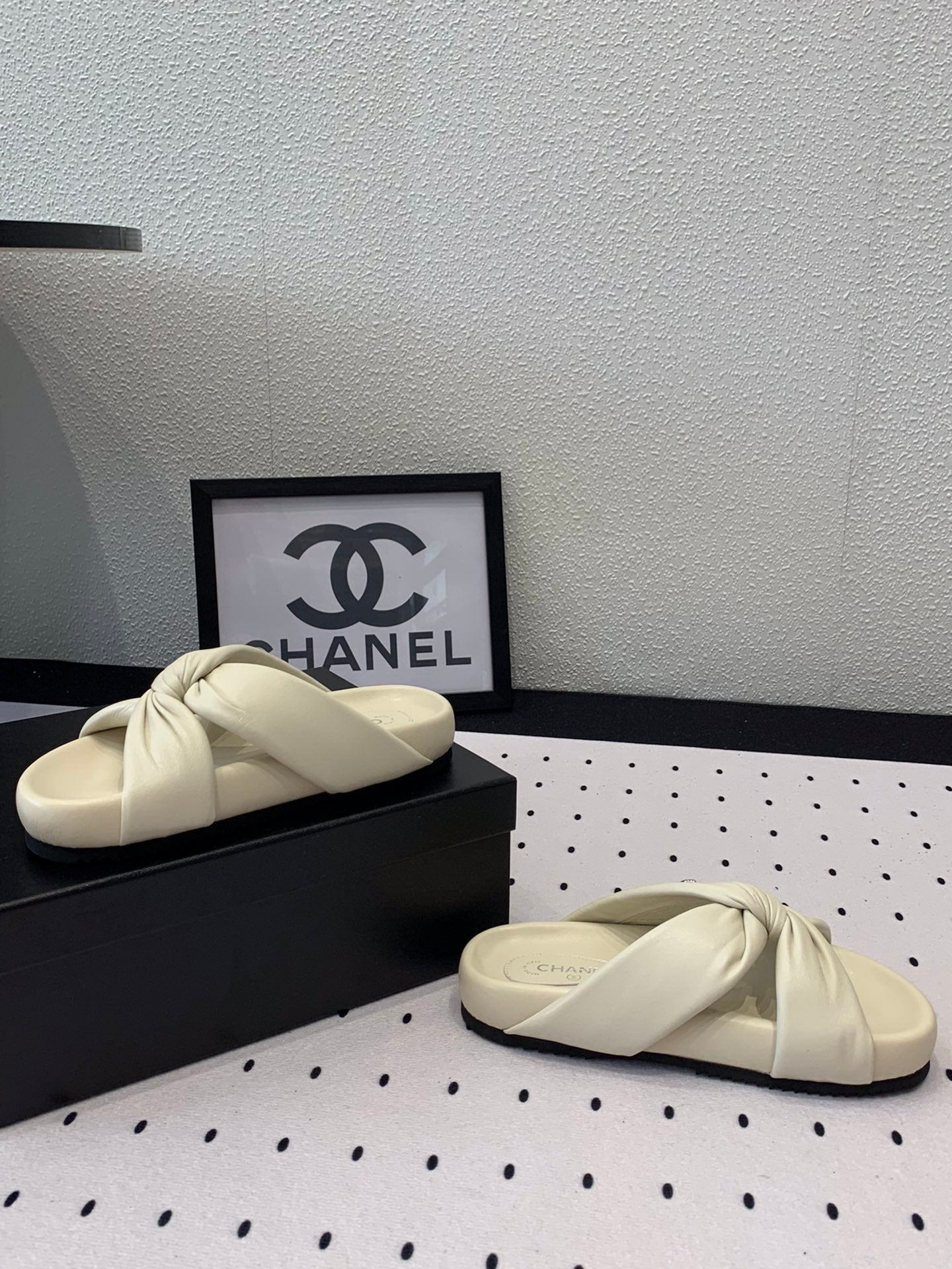TWISTED SLIPPERS IN WHITE LAMBSKIN