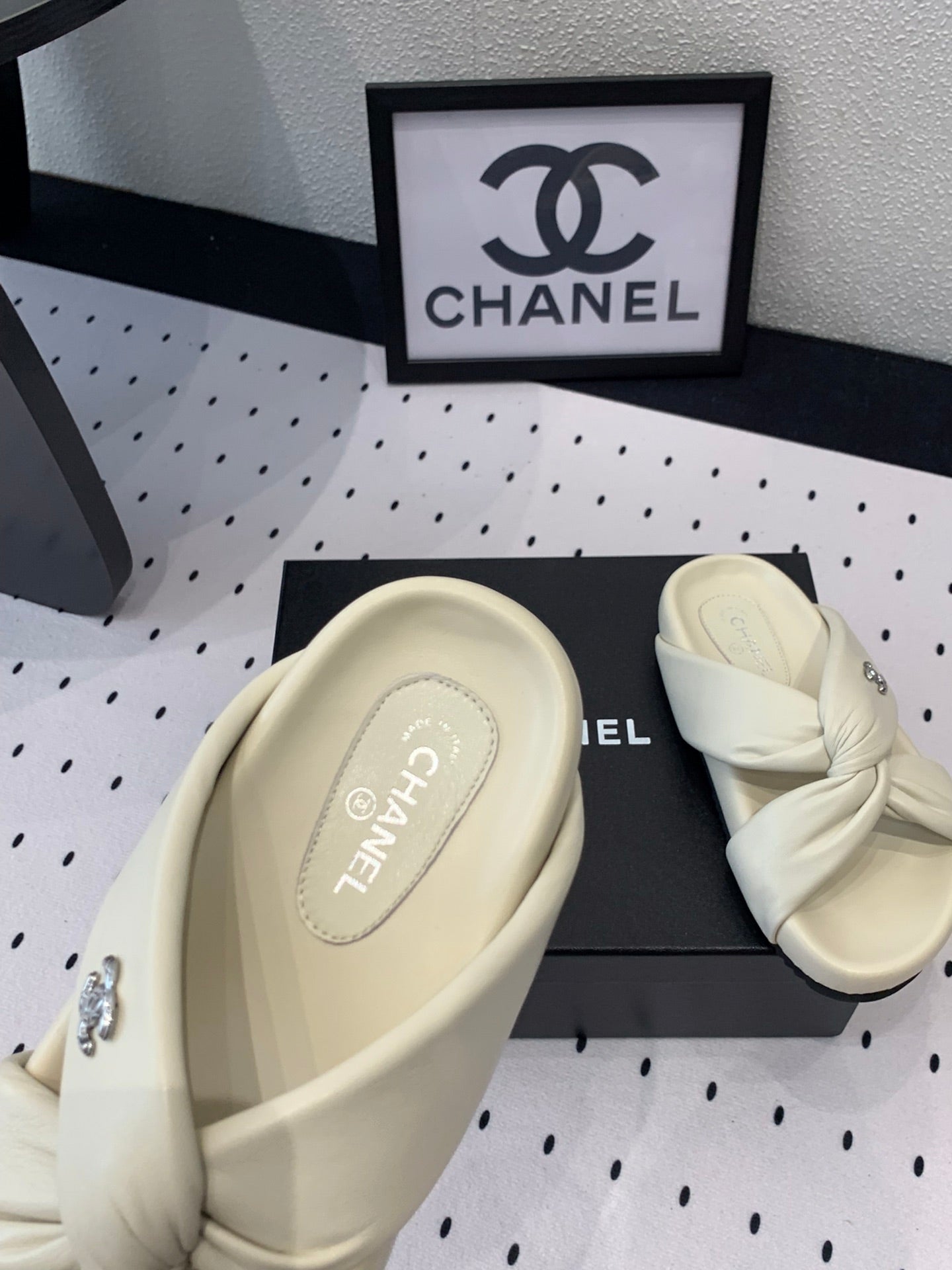 TWISTED SLIPPERS IN WHITE LAMBSKIN